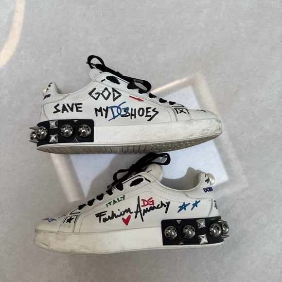 Zara Womens size 6 White & Black Graffiti Design Leather  Designer White Sneakers with Black Accents